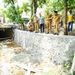 Cegah Banjir, Pj Bupati Apriyadi Bangun Tembok Penahan Sungai Tusan Tuan