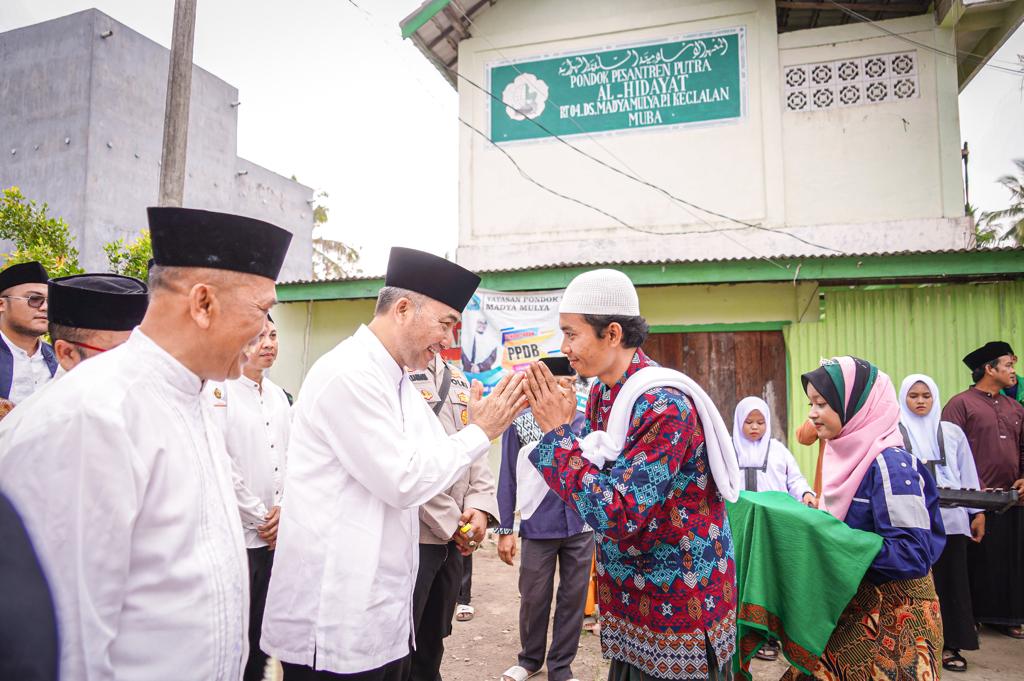 Susuri Daerah Perairan, Apriyadi Ngalap Berkah Bareng Kiyai dan Santri