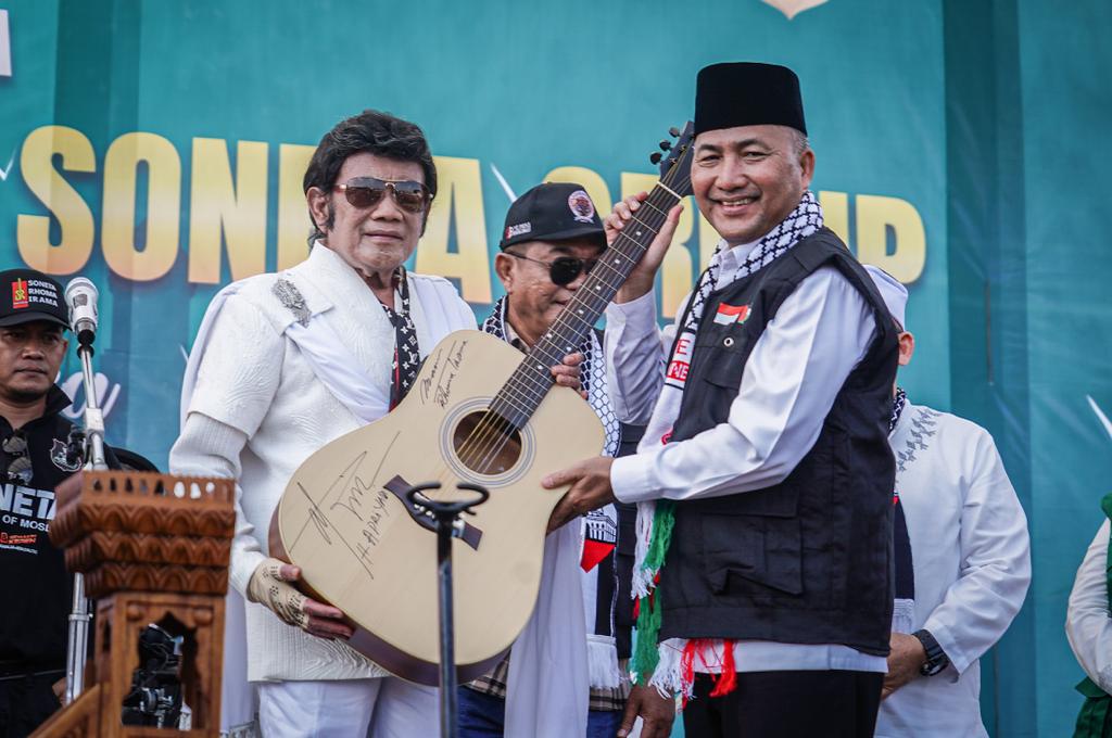 Tauke Karet dan Minyak di Muba ‘Rebutan’ Ikut Lelang Gitar Rhoma Irama untuk Palestina