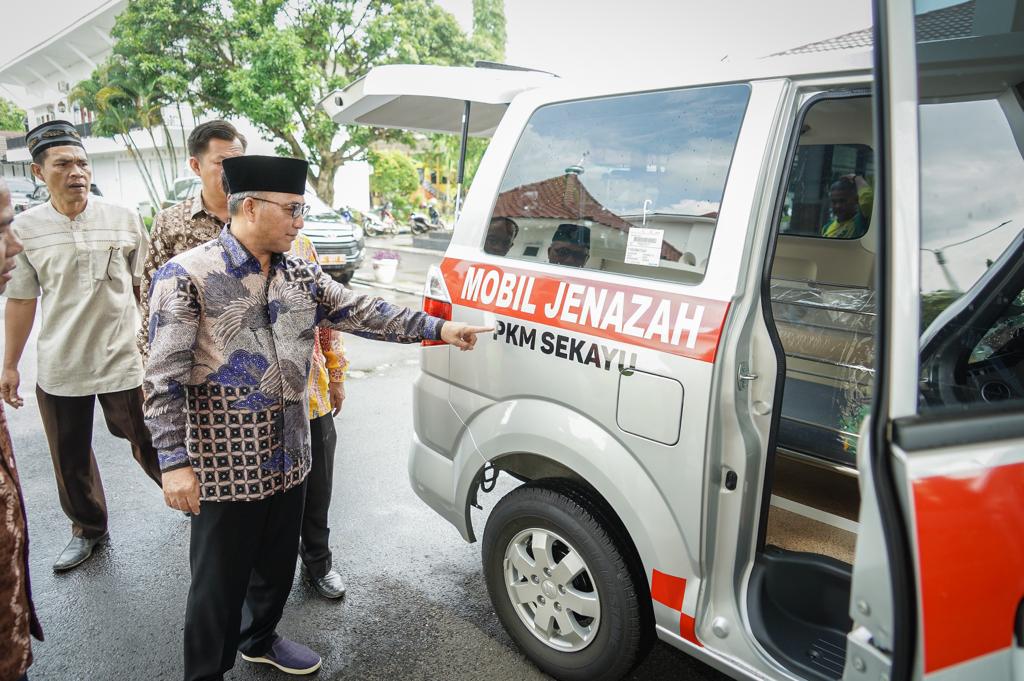 Demi Melayani Masyarakat, Pj Bupati Muba Serahkan Mobil Jenazah