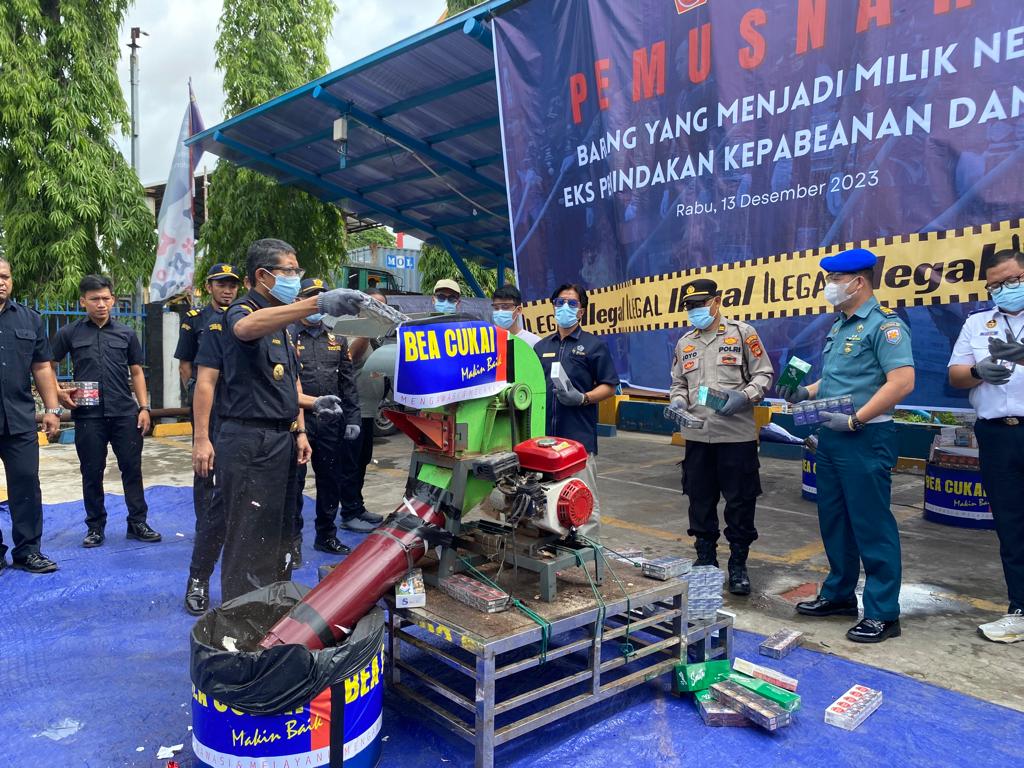 Kantor Direktorat Jenderal Bea dan Cukai Musnahkan Rokok Ilegal dan Minuman Mengandung Alkohol atau Miras