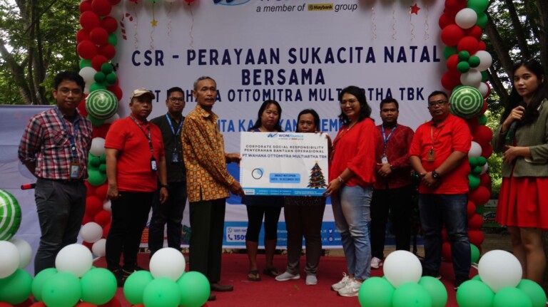 WOM Finance Berbagi Kasih Natal untuk Anak Panti Asuhan