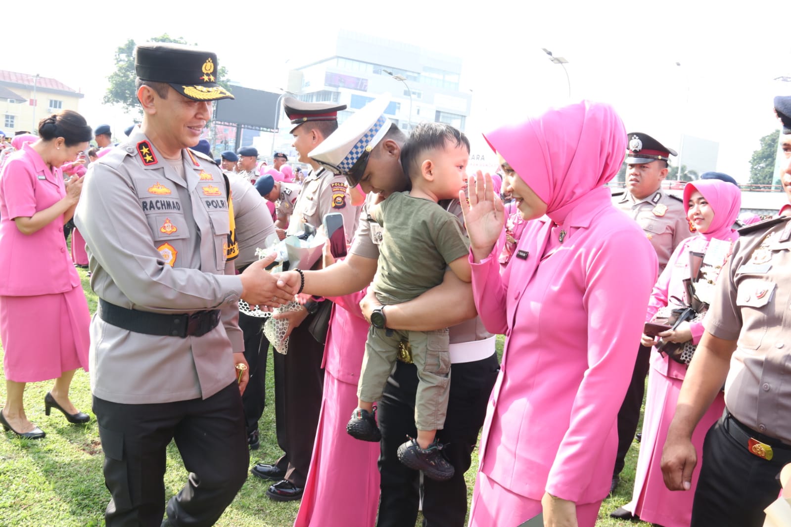 1.394 Personil Kepolisian Polda Sumsel Pamda, Pamen, Bintara dan Tamtama Terima Kenaikan Pangkat