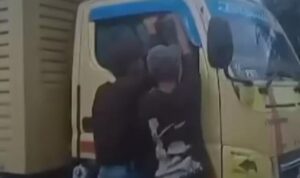 Viral Video Dua Orang Pemalakan Sopir Mobil Truk Box Warna Kuning di Kawasan Macan Lindungan Palembang