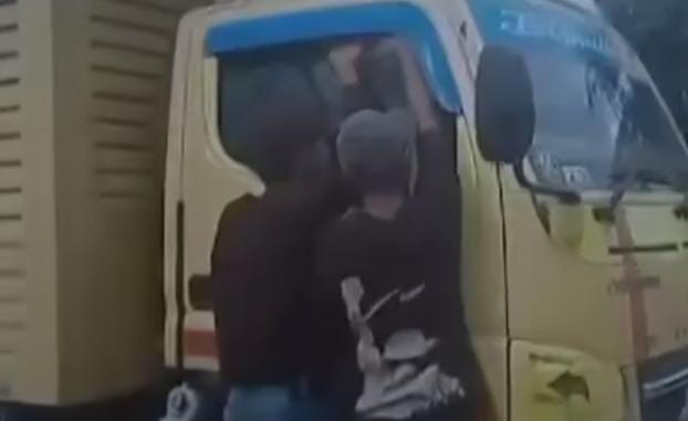 Viral Video Dua Orang Pemalakan Sopir Mobil Truk Box Warna Kuning di Kawasan Macan Lindungan Palembang