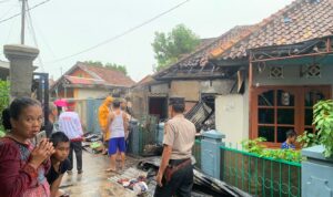 Diduga Korsleting Listrik, Rumah Talang Kerangga Palembang Hangus Terbakar