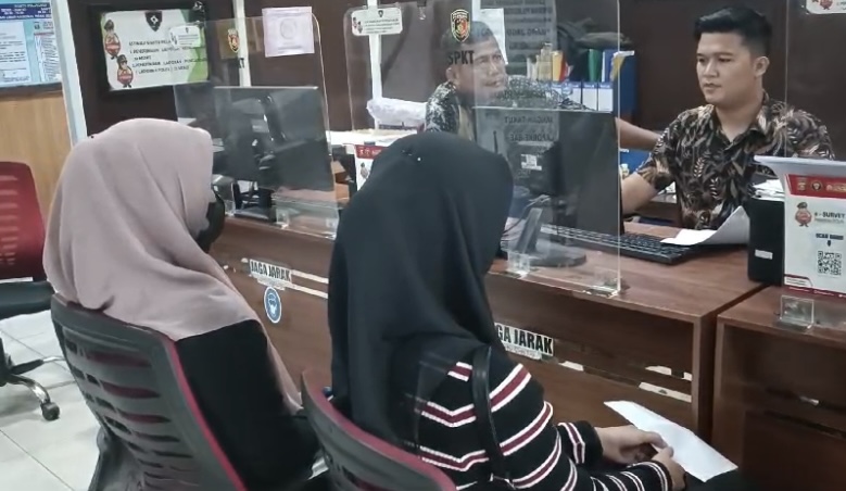 Tak Ada Masalah, Seorang Wanita Dianiaya Oleh Tetangga Laki-laki