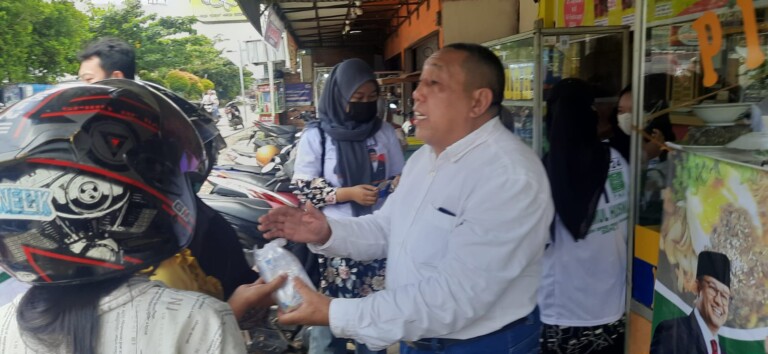 Aksi Nyata Caleg DPRD Provinsi Sumsel dari PKB, Berikan Makan Siang Gratis kepada Masyarakat