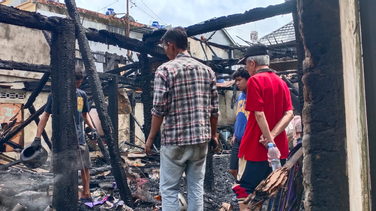 Diduga Dibakar Orang Tidak Dikenal, 2 Unit Rumah Panggung Hangus