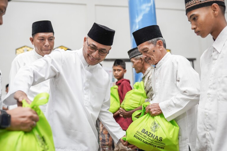 Warga Plakat Tinggi Antusias Sambut Kedatangan Pj Bupati Apriyadi