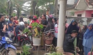 Emak-Emak Tolak Jalan Tiga Putri Dilalui Truk Galian C