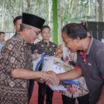 Sambut Lebaran, Apriyadi Boyong Paket Sembako dan THR untuk Kaum Dhuafa di Desa Lumpatan