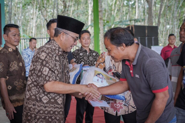 Sambut Lebaran, Apriyadi Boyong Paket Sembako dan THR untuk Kaum Dhuafa di Desa Lumpatan