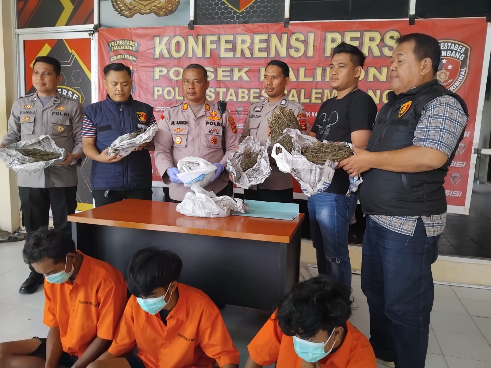 Tiga Orang Pengedar Ganja Seberat 1 Kilogram Diamankan, Upahnya Puluhan Juta