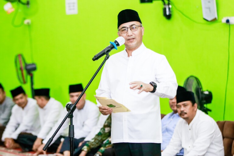 Usai Salat Id, Pj Bupati Apriyadi Buka Rumah Dinas untuk Halal Bihalal dengan Warga Muba