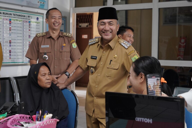 Ngantor Pertama Usai Libur Lebaran, Pj Bupati Apriyadi Sidak Pelayanan Kelurahan