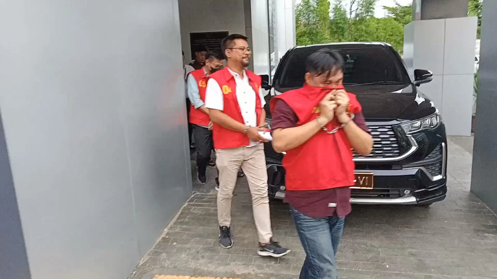 Penyerahan Barang Bukti Tersangka Kasus Korupsi Perpajakan di Perusahaan Energi