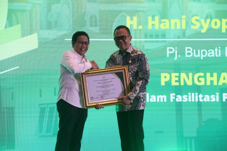 Hani Syopiar Rustam Terima Penghargaan Dari Menteri PDTT