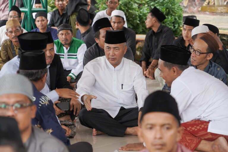 Ketua FORPESS Muba Tutup Usia, Sekda Apriyadi Salat dan Antar Jenazah ke Pemakaman