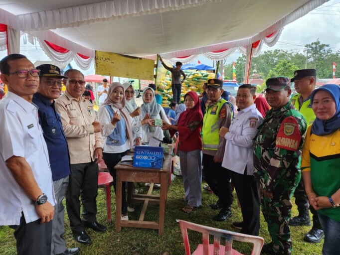 Warga Serbu Pasar Pangan Murah Yang Digelar Pemkab Banyuasin