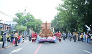 Warga Kota Solo Antusias Lihat Mobil Hias Dekranasda Banyuasin