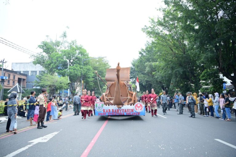 Warga Kota Solo Antusias Lihat Mobil Hias Dekranasda Banyuasin