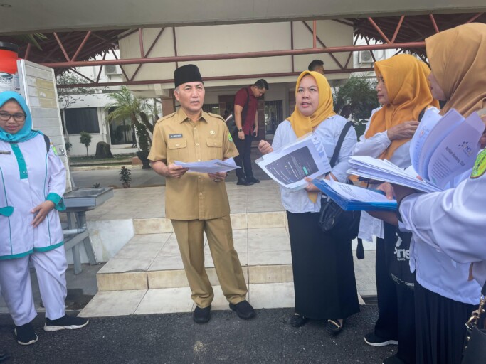 Sambil Nangis, Puluhan Bidan di Muba Ngadu ke Sekda Apriyadi