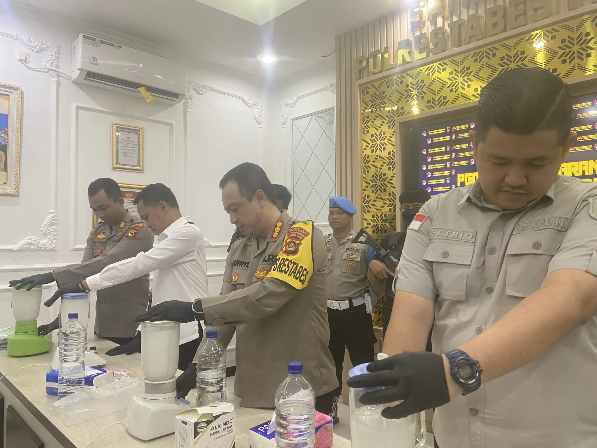 Hadirkan 2 Tersangka, Satres Narkoba Polrestabes Palembang Musnahkan Barang Bukti Sabu-sabu Seberat 13 Kilogram