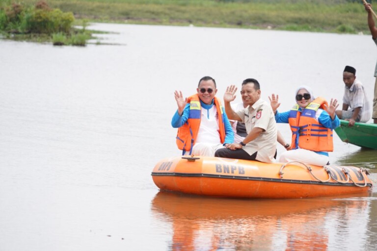 Hani S Rustam Sebar 10 ribu Benih Ikan di Boom Berlian Pada Rangkaian HUT Banyuasin ke-22 Tahun