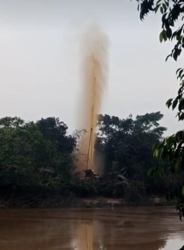 Diduga Sumur Bor ilegal di Muba Cemari Sungai Parung