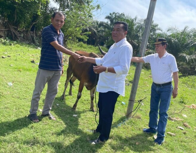 Petro Muba Beri Lima Hewan Qurban untuk Warga Ring Satu Perusahaan