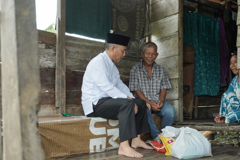 Apriyadi Door to door Bawa Daging Kurban untuk Warga Sekayu