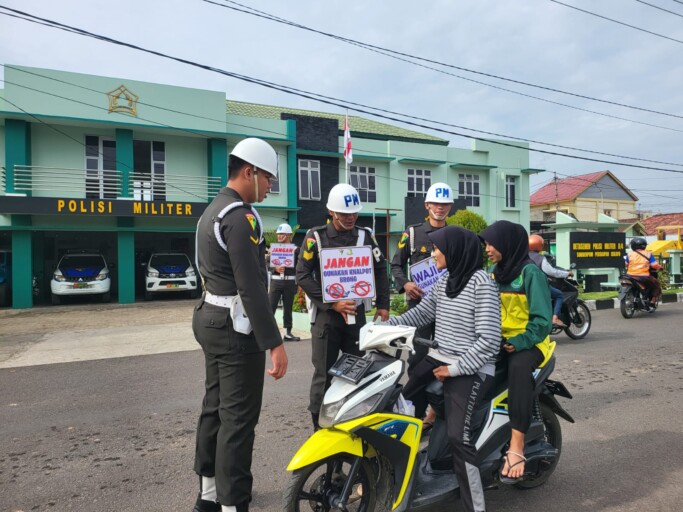 HUT POMAD ke 78, Subdenpom Persiapan Sekayu Bagikan Helem Gratis untuk Warga