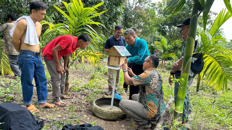 Berdayakan Masyarakat Desa Embawang, Dukung Budidaya Lebah Madu