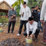 Tanam Batang Sawo di Ponpes Minhajul Aulia, Maknai Kebersamaan