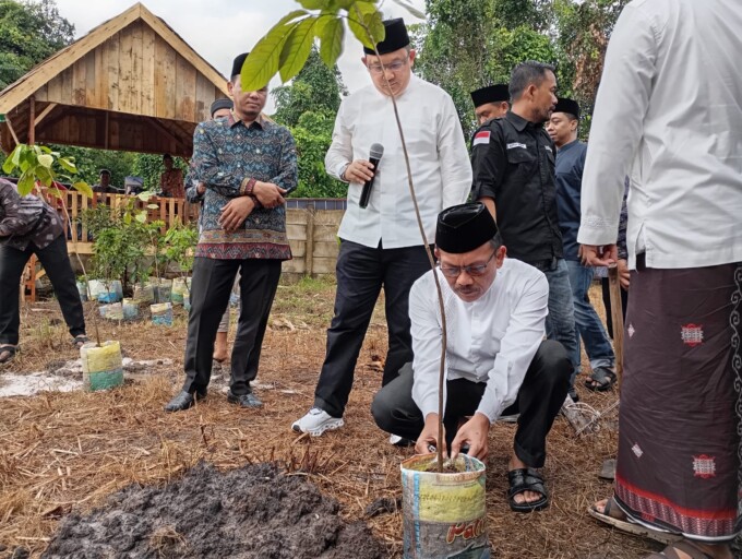 Tanam Batang Sawo di Ponpes Minhajul Aulia, Maknai Kebersamaan