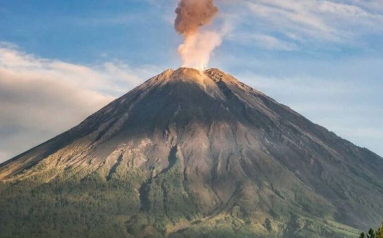 Gunung Semeru Erupsi, Semburan Abu Vulkanik Setinggi 500 Meter