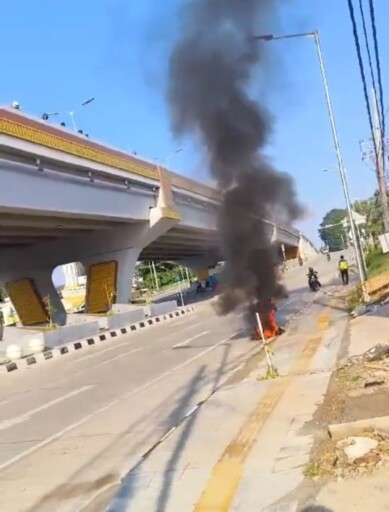 Motor Terbakar Dibawah Fly Over Sekip Ujung, Pengendara Berhasil Menyelamatkan Diri