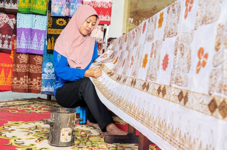 Dapat Hak Cipta Motif Batik Kujur dan Songket