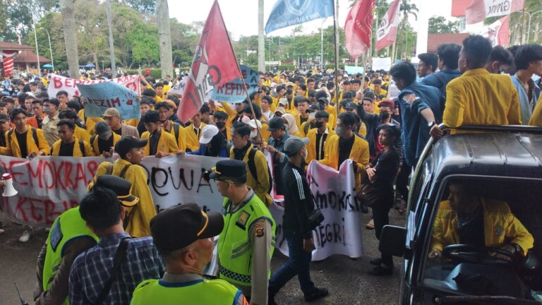 Protes Revisi UU Pilkada, Mahasiswa dari Berbagai Kampus di Palembang Kepung Gedung DPRD Sumsel