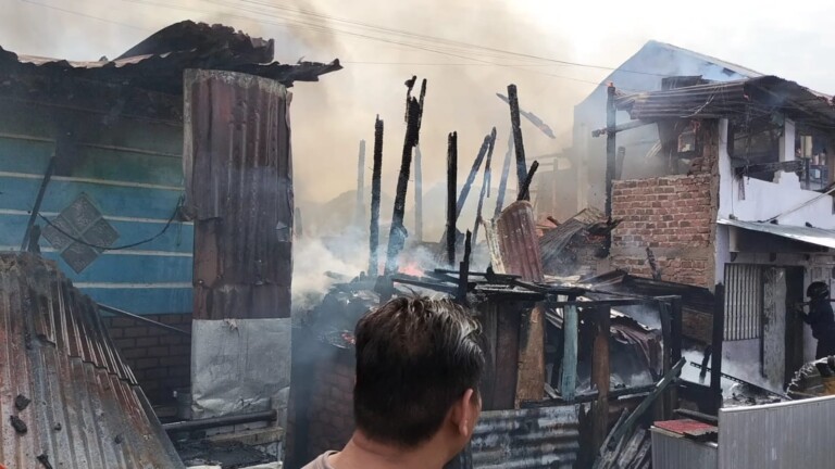 Diduga Gegara ODGJ Main Korek Api, 8 Rumah Warga di 10 Ilir Hangus Terbakar